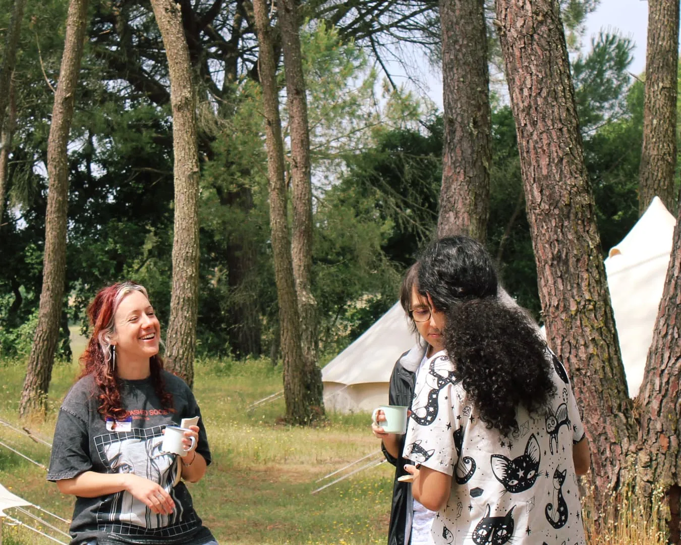 Charlas con cafés entre pinos junto a una jaima