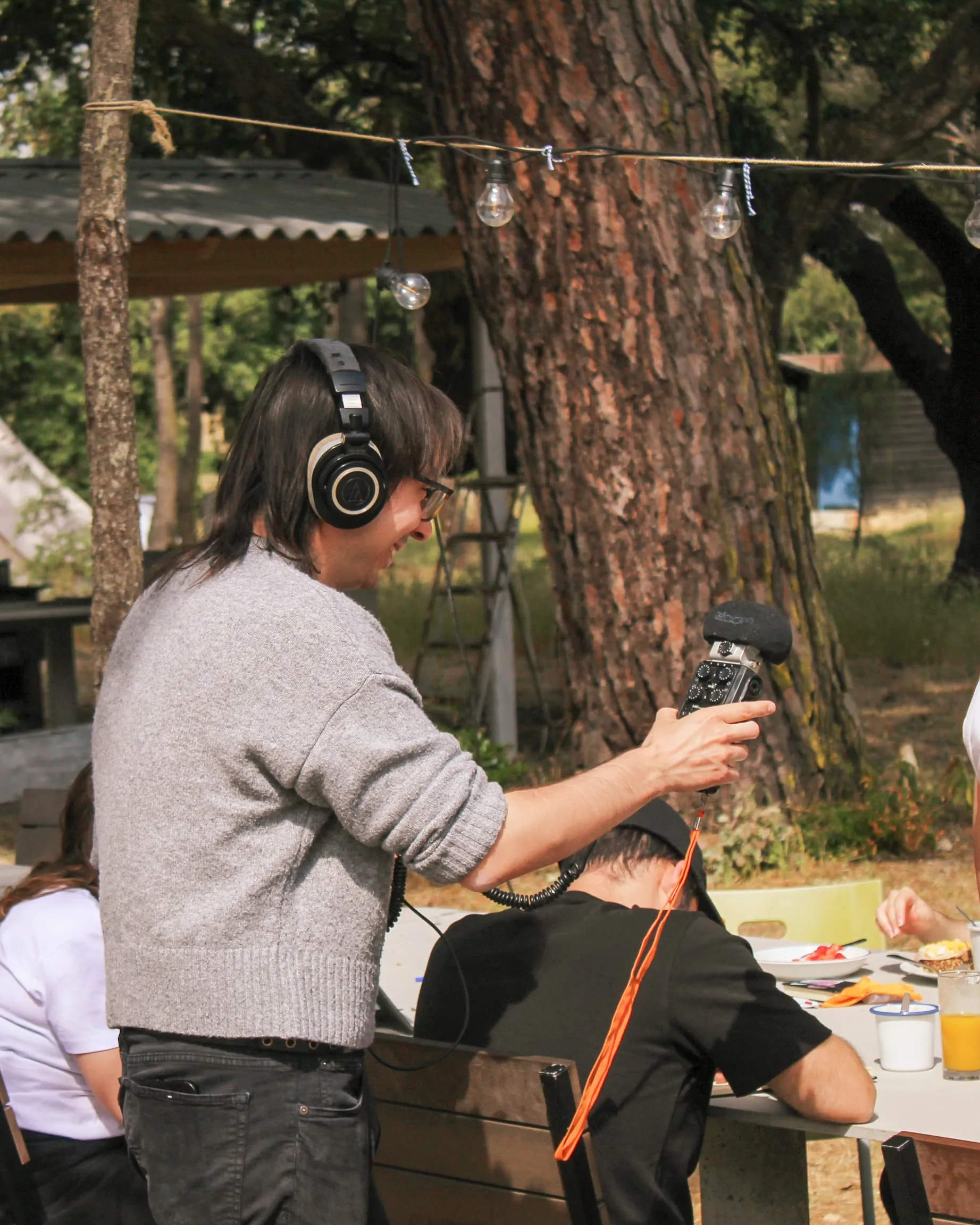 Persona con auriculares grabando sonido en el campamento