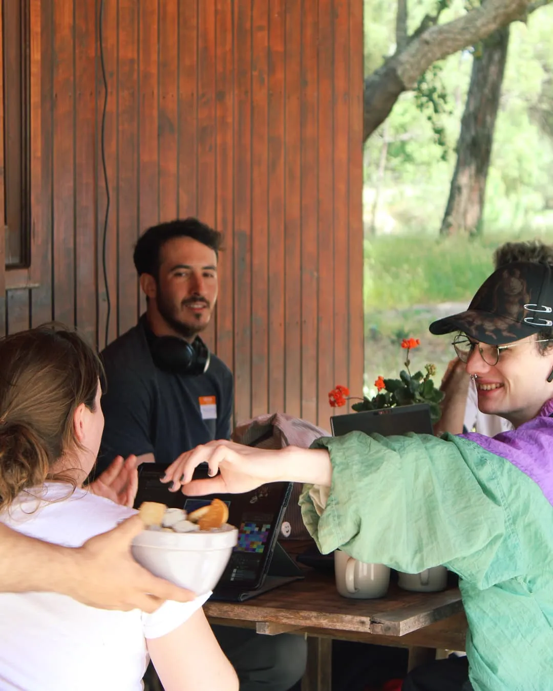 Grupo riendo alrededor de una mesa en la cabaña