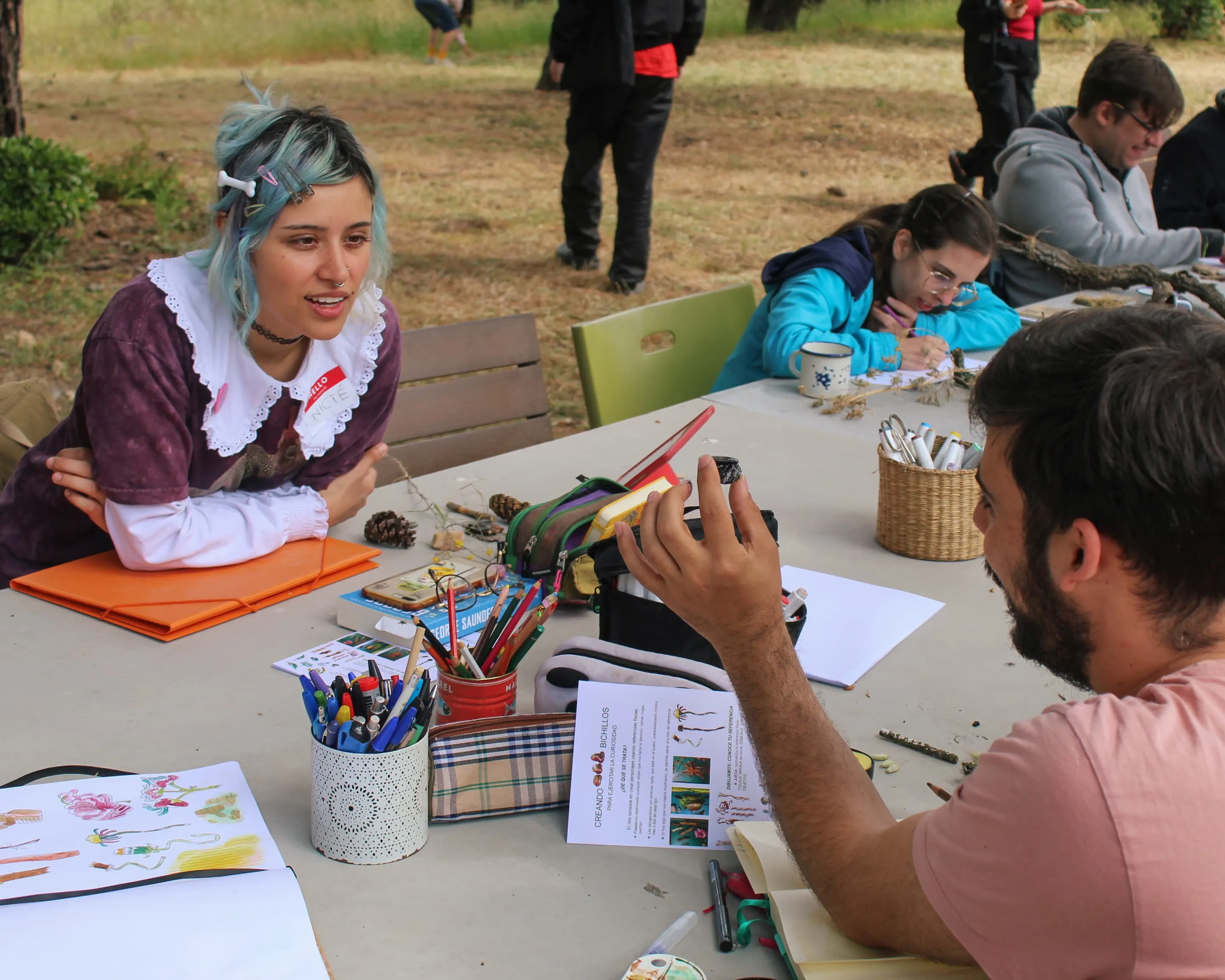 Mini estación de gamedev al aire libre con monitor, mando y teclado
