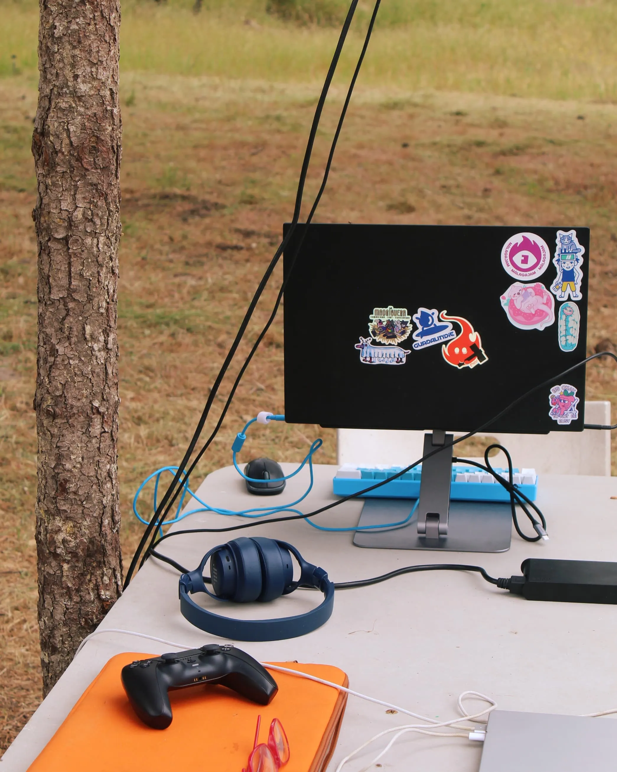 Taller de creación al aire libre con personas dibujando